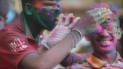 La fiesta de los colores en la India, desteñida un año más por el coronavirus