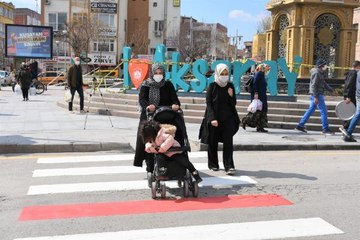 Aksaray'da yaya geçitlerine 'kırmızı çizgi' uygulaması