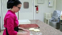 Así se hacen las torrijas en la Dulcería de Manu jara para la Semana Santa de Sevilla