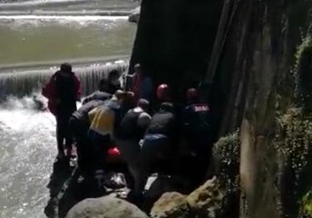 Son dakika haber! - Bahçede çalışırken dere yatağına düşen kadın itfaiye ekipleri tarafından kurtarıldı