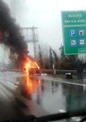 Seyir halindeki otomobil TEM Otoyolunda alev topuna döndü