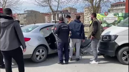 Ehliyetsiz sürücü manevra yapan başka bir araca çarptı: 1 yaralı