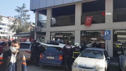 İntihar etmek için çatıya çıkan vatandaşı kararından belediye başkanı vazgeçirdi