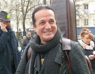 A Nice, Francis Lalanne demande aux manifestants sans masque de s’embrasser !