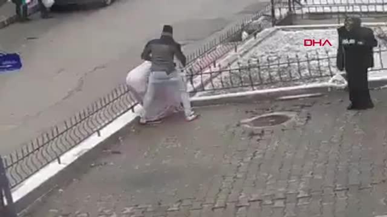Somalili kadına sokak ortasında şiddet