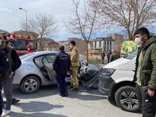 ATAŞEHİR'DE OTOMOBİLDE SIKIŞAN KADINI İTFAİYE KURTARDI
