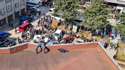 İntihar etmek için çatıya çıkan vatandaşı kararından belediye başkanı vazgeçirdi