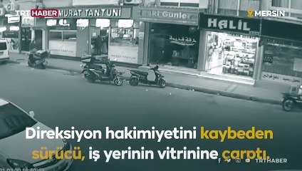 İş yerinin vitrinine çarpan otomobilin kaza anı kamerada