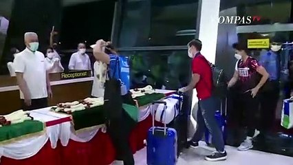 Momen Tim Bulu Tangkis Indonesia Tiba di Tanah Air, Tepuk Tangan dan Dikalungi Bunga