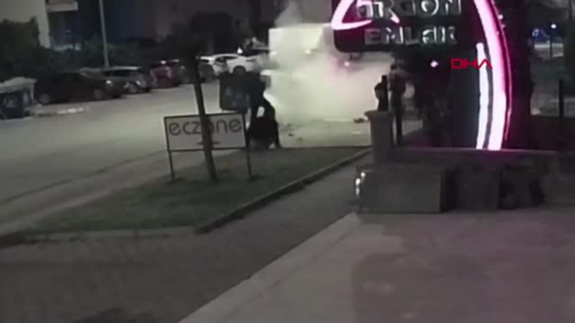 ⁣Hurda kağıt toplayan gencin dövülüp, motosikletinin yakılma anı kamerada