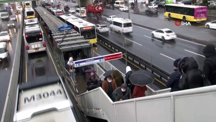İstanbul’da yağışlı hava trafiği felç etti