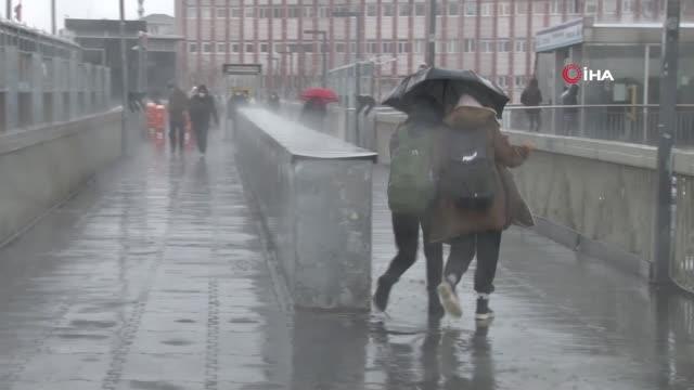 -Aniden bastıran yağmur ve dolu vatandaşlara zor anlar yaşattı