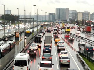 İstanbul'da yağışlı hava trafiği felç etti