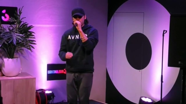 Orelsan chante Basique en live