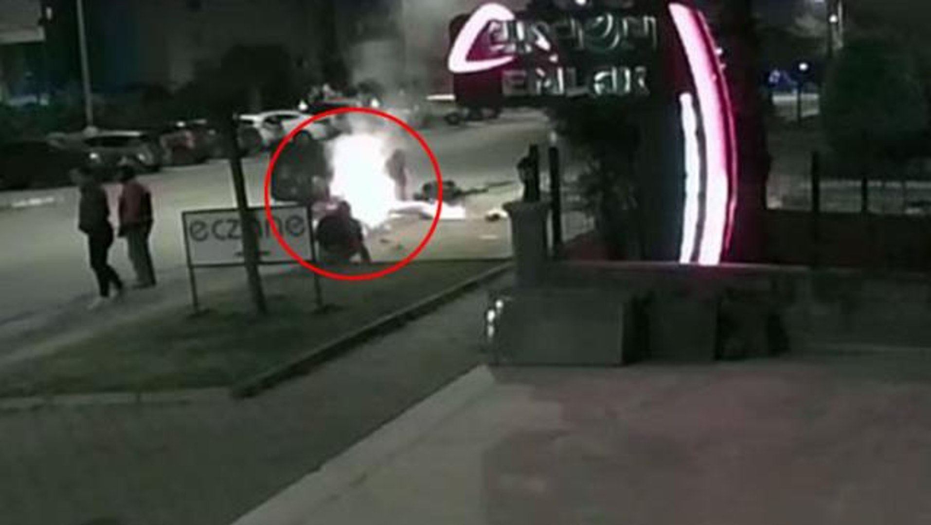 ⁣Kağıt toplayan gencin 3 kişi tarafından dövülüp, motosikletinin yakılma anı kamerada