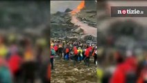 Islanda, l'incredibile eruzione del vulcano a pochi passi dai turisti: il video della colata di lava