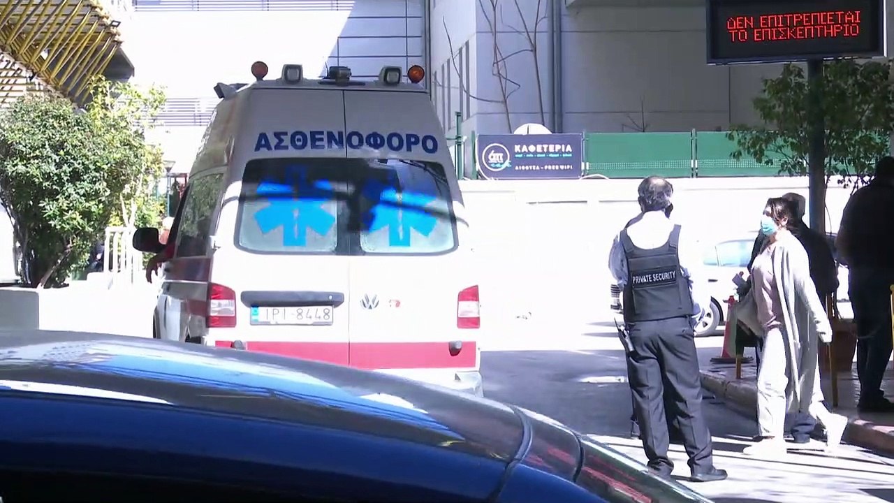 Ελλάδα: Στο «κόκκινο» τα νοσοκομεία - Επιστράτευση γιατρών, μερική χαλάρωση περιορισμών