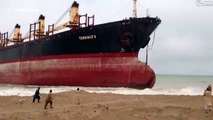 Un énorme navire vient s'échouer sur une plage