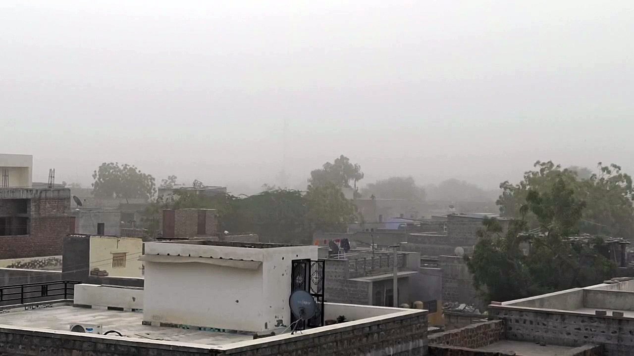 तेज अंधड़ के साथ धूल का गुबार