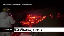 شاهد: سياح يبحثون عن المغامرة بالقرب من فوهة بركان ثائر في روسيا