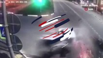 Rusya'da kaza yapan araç ortadan ikiye bölündü