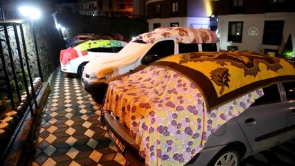 ORDU - Vatandaşlar dolu yağışına karşı araçlarını korumaya aldı