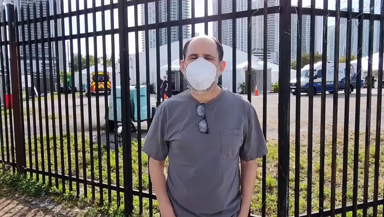 In fila davanti a un centro di vaccinazione di Miami