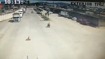 Hombre se salva de morir aplastado por un camión