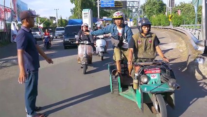 دراجات فيسبا بأشكال جنونية تجوب شوارع جاكرتا