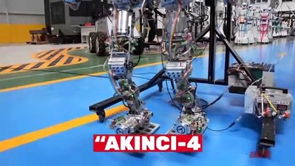Adım atan ve 3 dil bilen insansı robot