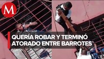 Ladrón queda atorado al intentar robar una casa y policías lo rescatan; video se hace viral