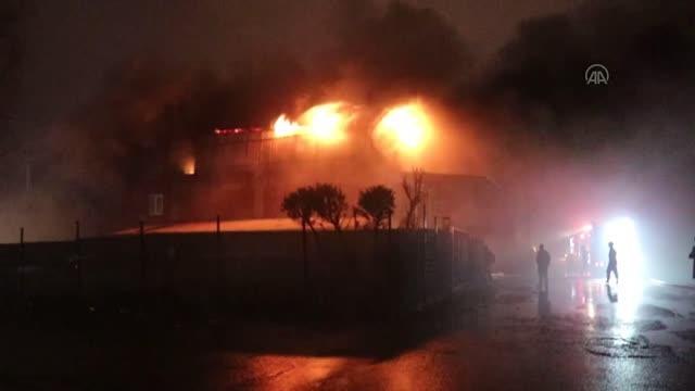 Mobilyacılar çarşısında boyahanede çıkan ve iş yerlerine sıçrayan yangına müdahale ediliyor