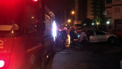ADANA - Kundaklanan iki otomobilde hasar oluştu