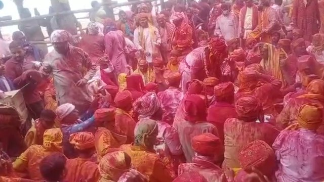 बरसाने की होली में बरसे लड्डू FULL VIDEO | Barsane Ki Holi FULL VIDEO VIRAL | Boldsky