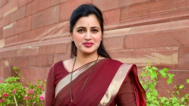 Navneet Rana accuses Shiv Sena MP of threatening her