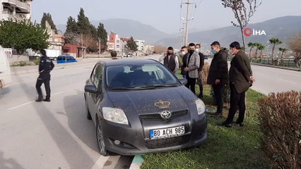 Beton mikserinin çarptığı otomobil refüje çıktı