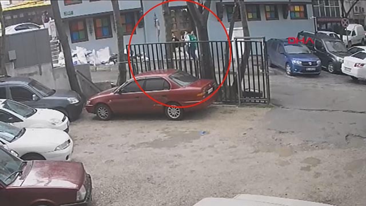 Tanımadığı 3 kişiyi bıçaklayan şüphelinin, olaydan önce pakta gençlere saldırdığı anlar kamerada