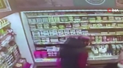 Alışveriş yapıyor gibi hırsızlık yaptı, sepeti doldurup kaçtı