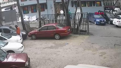 BURSA Tanımadığı 3 kişiyi bıçaklayan şüphelinin, olaydan önce pakta gençlere saldırdığı anlar kamerada