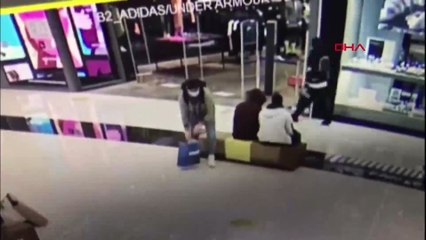 Galatasaraylı futbolcu Mostafa Mohammed'in çantasının çalınma anı kamerada