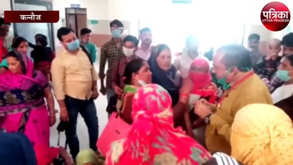 जिला अस्पताल परिषर में दर्जनों आशा बहुओं ने किया हंगामा, सीएमएस को दिया ज्ञापन