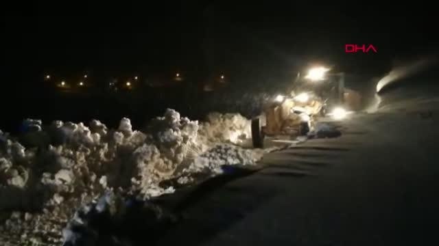 ERZİNCAN Köyde rahatsızlanan kalp hastasına karlı yolları aşarak ulaştılar