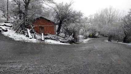 Balıkesir'in yüksek kesimlerine kar yağdı