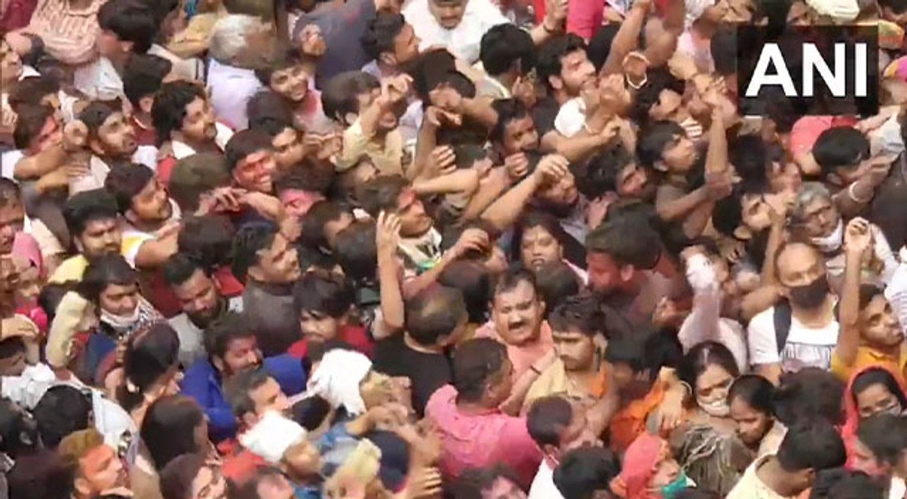 बरसाना की 'लड्डू मार होली' में उमड़ा लोगों का हुजूम, सोशल डिस्टेंसिंग की उड़ी धज्जियां