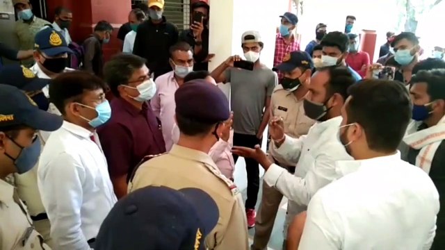 NSUI द्वारा देवी अहिल्या विश्व विद्यालय में किया प्रदर्शन, सभी विभागों की परीक्षा ऑनलाइन कराने की मांग की