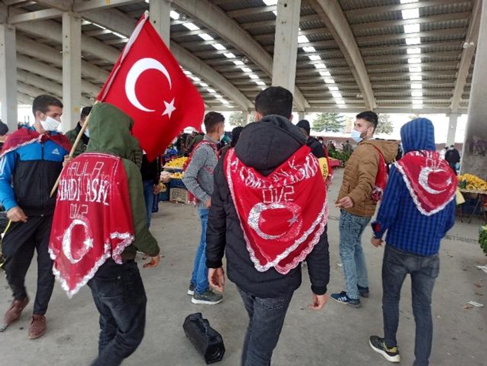 Son dakika! Asker adayları pazar esnafını ziyaret edip oyun havası oynadı