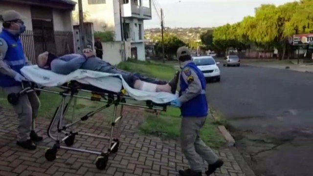 Indo trabalhar de bicicleta, homem é atacado por cachorros e precisa ser socorrido pelo Siate
