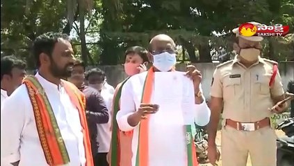 తిరుపతిలో ఎన్నికల కోడ్ ని ఉల్లంగిచిన బీజేపీ నేతలు