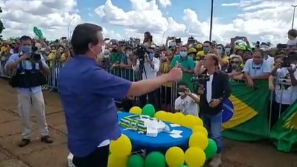 Covid-19: au Brésil, Jair Bolsonaro distribue des parts de son gâteau d'anniversaire à ses supporters