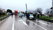 Tır tabelaları uçurdu, Bursa-Yalova yolunda trafik durdu